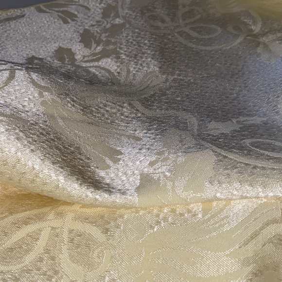 Beautiful damask vintage rectangular tablecloth. This tablecloth is as new. - Picture 4 of 4